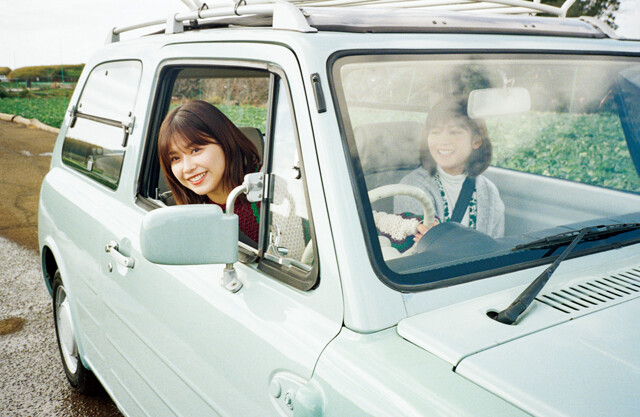 「ドライブデート」をテーマに撮影した渡邉理佐（左）と尾関梨香（右）。撮影／柴田フミコ