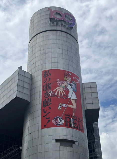 SHIBUYA109の壁面には映画『ONE PIECE FILM RED』のウタが!