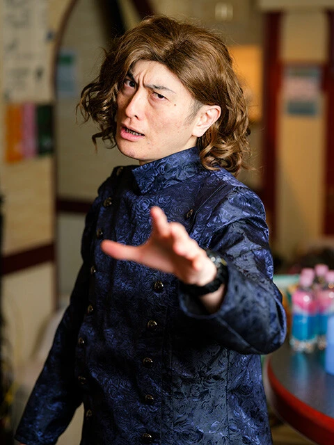 ＃１１　氷川きよし／ステージ上での手の動きと顔の角度を再現。氷川は今年いっぱいで活動休止予定だが、ＪＰはものまねをし続ける！