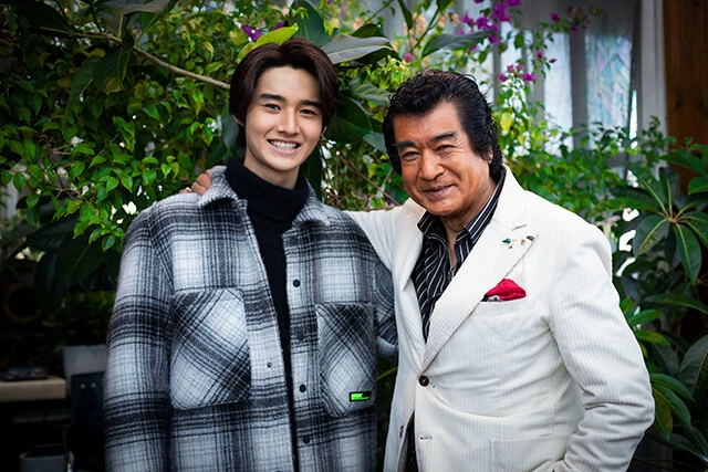 ともに「本郷猛」を演じた、藤岡弘、（右）と藤岡真威人（左）