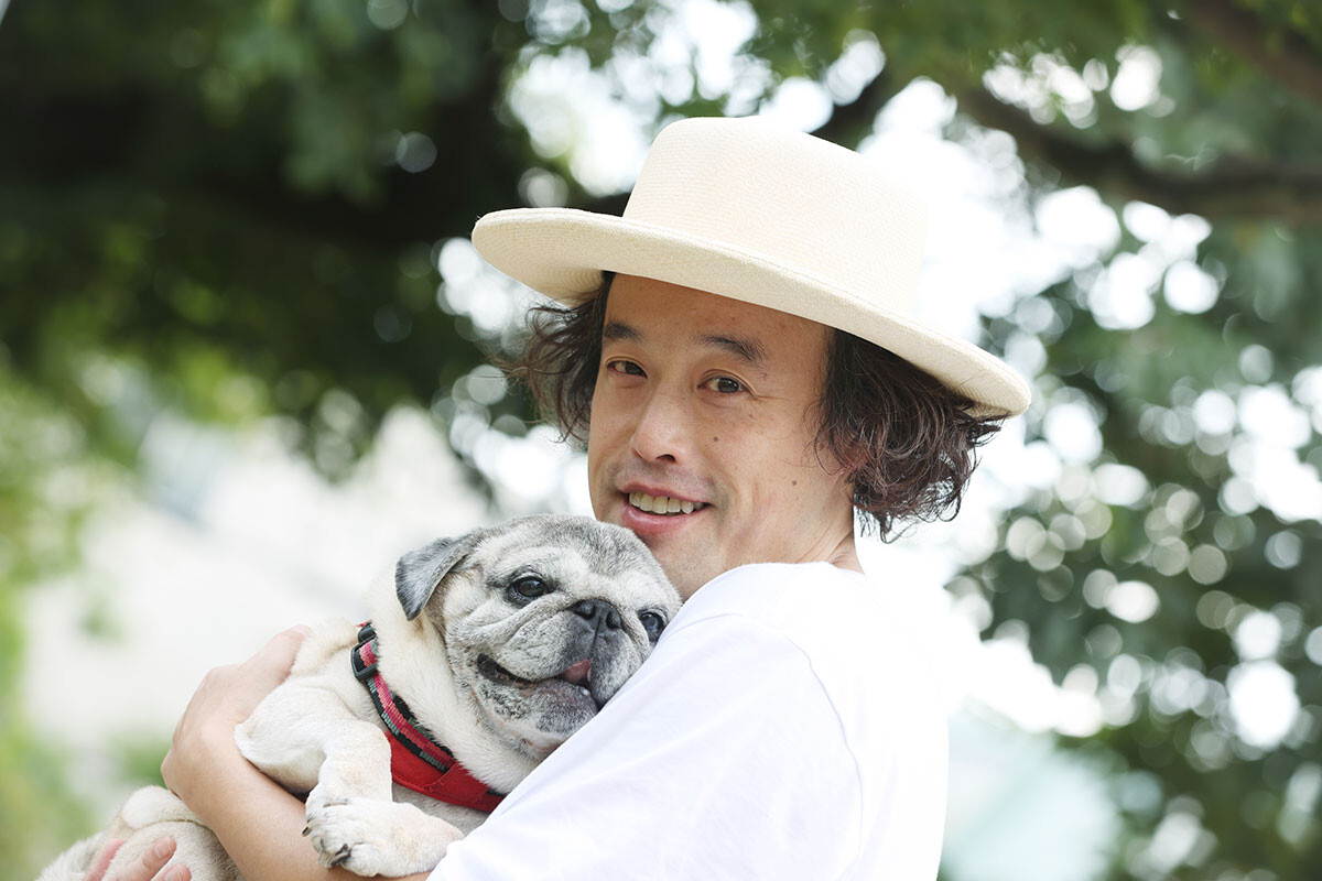 芸人 やついいちろうが老犬との暮らしで見つけたこと 犬に感謝されているつもりで 実は自分も救われている 週プレnews Goo ニュース