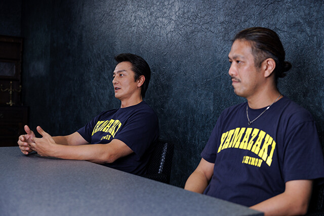 エグゼクティブプロデューサーの鈴木祐介さん（右）と俳優の本宮泰風さん（左）
