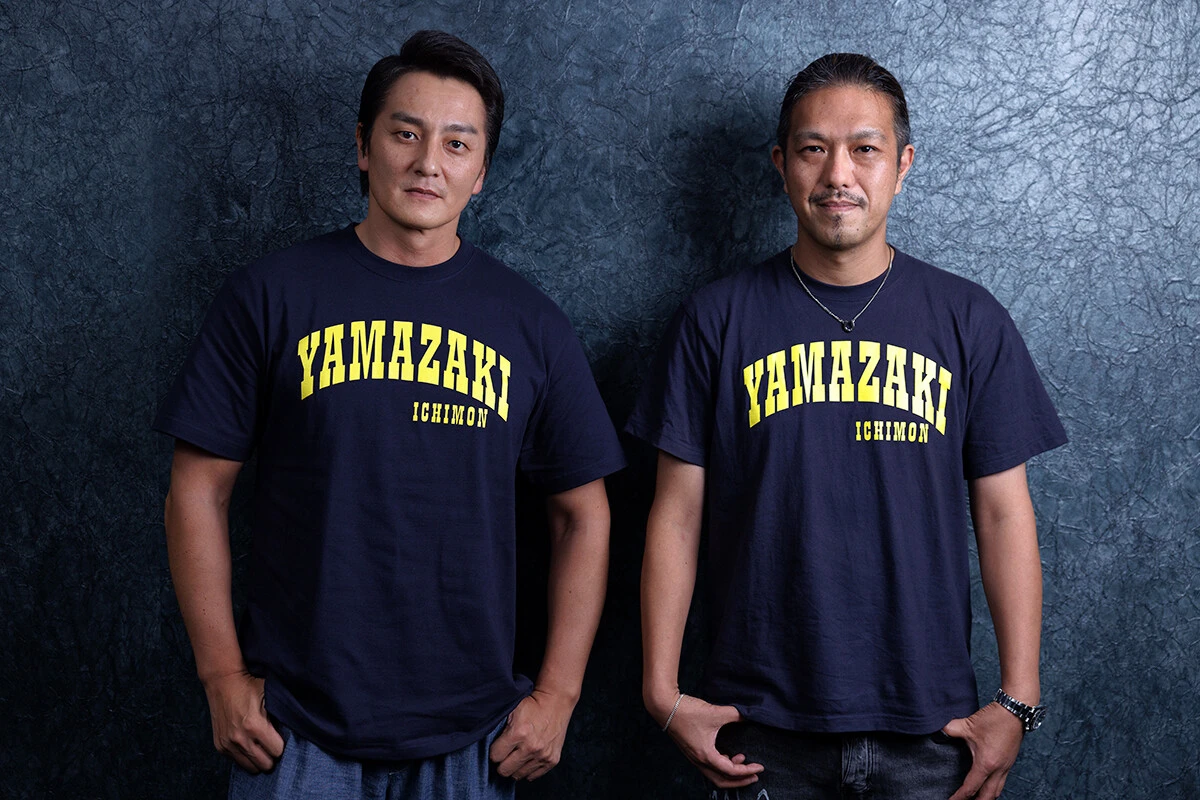 エグゼクティブプロデューサーの鈴木祐介さん(右)と俳優の本宮泰風さん(左)