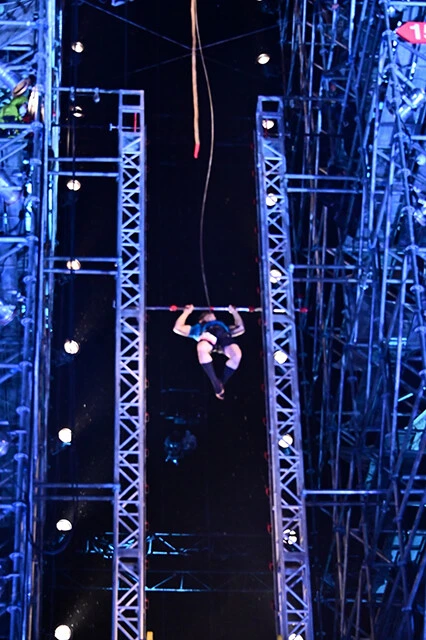 第38回大会、FINALステージのサーモンラダーに挑む森本