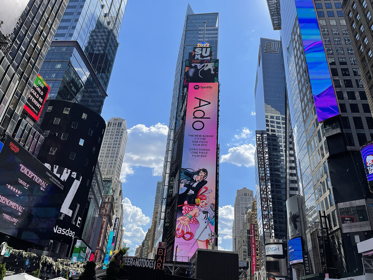 米ニューヨークのタイムズスクエアの中央のビジョンに映し出されたＡｄｏの新しいアルバムの広告　画像提供／ＭｕｓｈｒｏｏｍＧｒｅｎａｄｅ 【Twitter@mrpuppycorn】