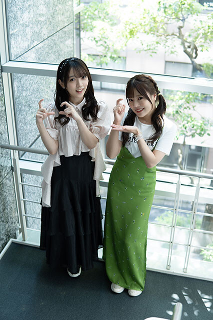 人気声優・西尾夕香さん（左）と倉知玲鳳さんがお互いを撮影！ 