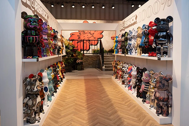 現代アーティスト、シェパード・フェアリー（Ｓｈｅｐａｒｄ　Ｆａｉｒｅｙ）の「ＭＡＫＥ　ＡＲＴ　ＮＯＴ　ＷＡＲ」をモチーフにした３０００％（約２．１ｍ）　ＢＥ＠ＲＢＲＩＣＫも展示