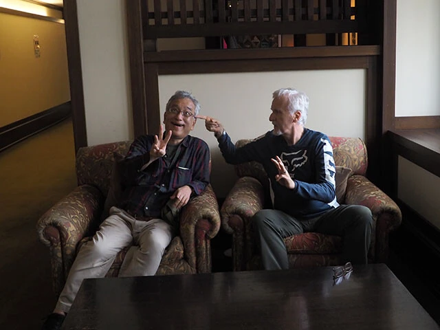 キャメロン監督(右)と『アバター3』出演の口約束的なものを交わした小峯氏(左)。10年以上にわたる願いが、ついに実現するか!?