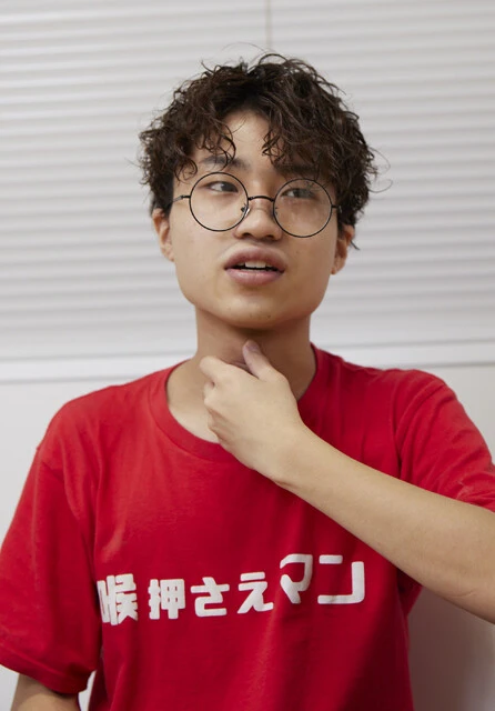 取材中に突然喉を押さえはじめ、「待たせたな」とスネークの声になったと思えば、「私の戦闘力は53万です」とフリーザに切り替わる。手品を見ているようだった