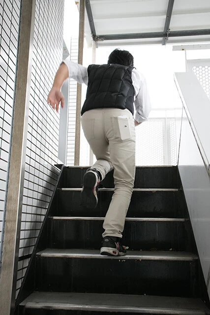 重りを背負って階段ダッシュを繰り返す漆原（2018年撮影）