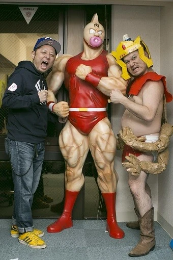 当時のコミックス最新巻発売タイミングで、ゆでたまご嶋田先生（左）とアシュラマンが対談（『週プレNEWS』〈２０１６年４月５日配信〉撮影／関 純一）