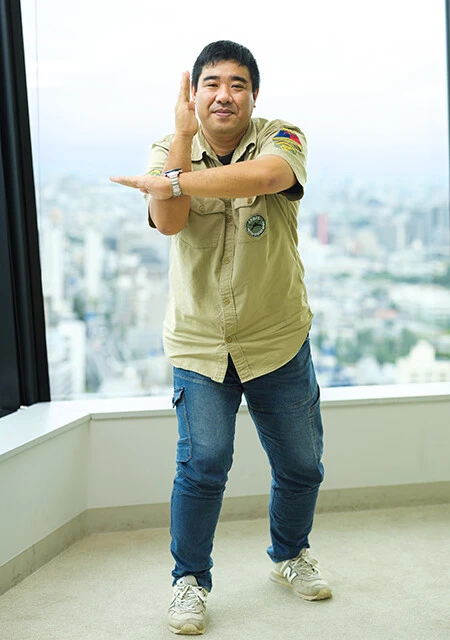 「正しいセルジェンド光線のポーズは、顔に重ならないよう肩らへんに右手を合わせるのがポイント。意外と顔と重ねる人が多いんですよね」（武居監督）