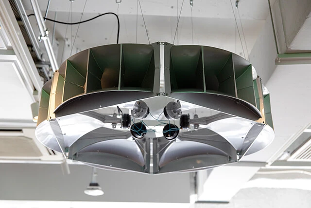 1階の天井に設置された照明のようなスピーカー