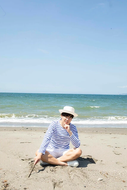 今もボーダーと短パンを着続けるカジさん。そこには深いこだわりがあった