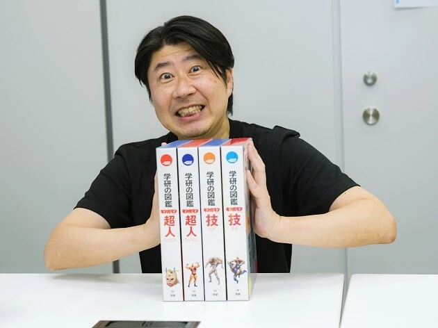 技図鑑の担当者の芳賀靖彦氏。実は、ジャンクマンの生みの親! ということでクラッシュポーズをお願い