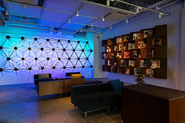 1階のレセプション・カンファレンスルーム。左奥の壁一面に見える黒い点のようなものはすべてスピーカー