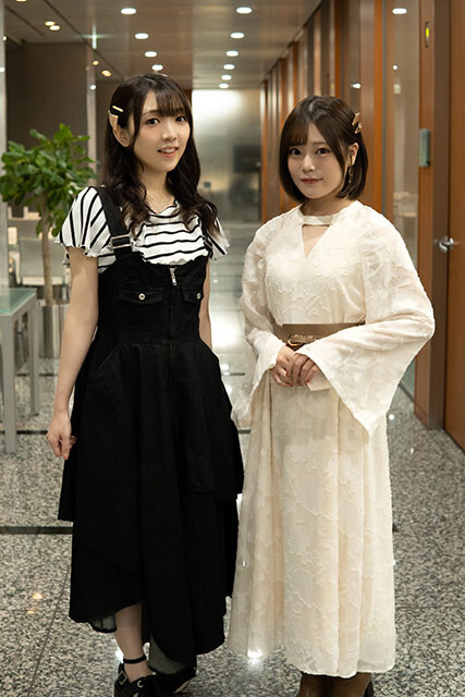 西尾夕香さん（左）と倉知玲鳳さんが撮影を振り返る