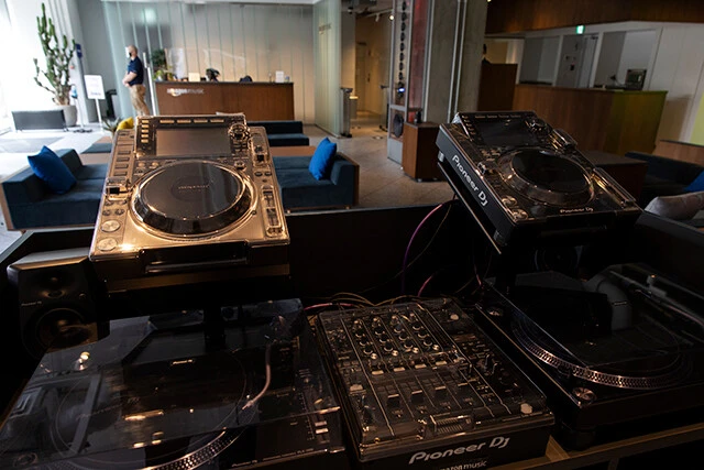 １階にはＤＪ機材も備わっており、集客型イベントの開催も視野に入れている