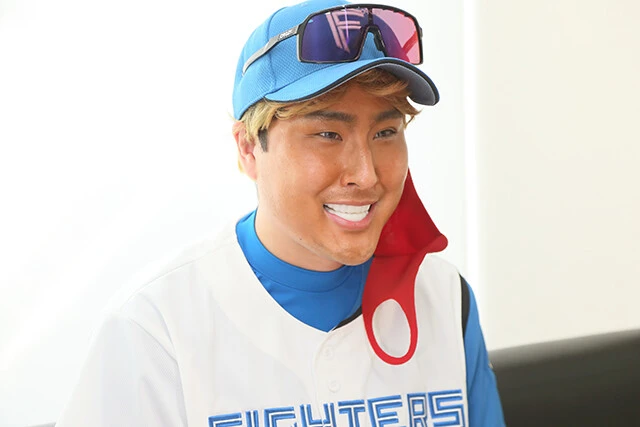 淡路幸誠（あわじ・こうせい）　１９９０年生まれ、大阪府出身。お笑いコンビ「きつね」のボケ・ＤＪ担当。立ち位置は向かって右。この写真では小道具の真っ白なマウスピースを装着