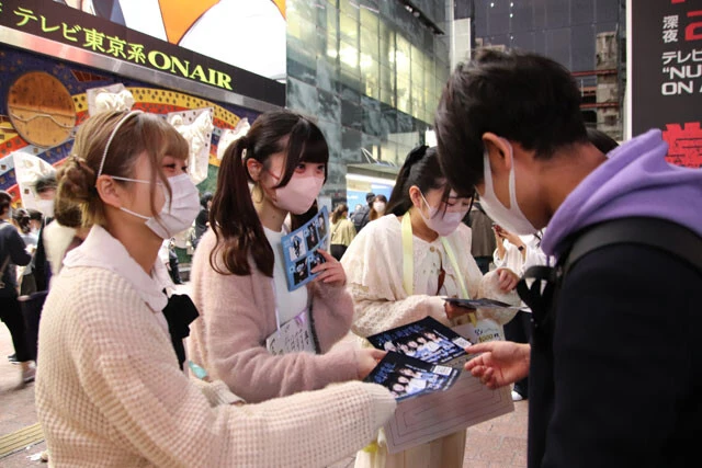 渋沢・ハチ公前でファンにビラを手渡す地下アイドル