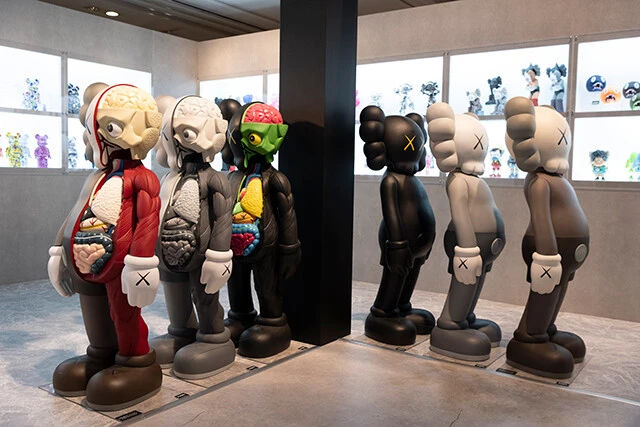世界的人気アーティストとなったＫＡＷＳ（カウズ）。おなじみのキャラクターＣＯＭＰＡＮＩＯＮ、コラボレーションものなどＫＡＷＳ（カウズ）の貴重なフィギュアコレクションが揃った