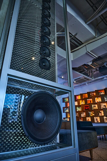 壁、天井だけでなく、柱にも縦長の巨大なスピーカーが配置されている（写真提供／Ａｍａｚｏｎ　Ｍｕｓｉｃ）