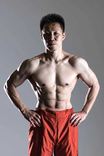 見事な逆三角形を披露する秋山