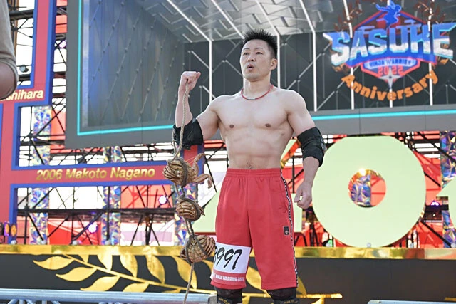 毛ガニを背負って今大会のスタート台に立つ秋山。SASUKEの風物詩のひとつである