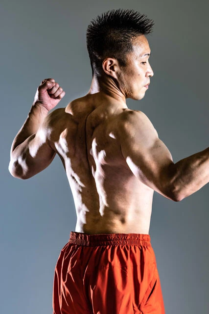 あのケイン・コスギも「(収録現場で)ずっと見ていた」と認める、秋山の背中。荒々しい肉体とは裏腹に、しゃべり方や言葉の端々に静かな情熱と知的さがにじむ