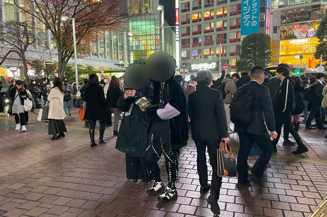 渋谷・ハチ公前でビラ配りをするメン地下。メン地下のCさんが言うようにかわいいコにしかビラを渡すつもりがないのか、5分ほど見ていても彼らは何十人通り過ぎても渡す様子は伺えなかった