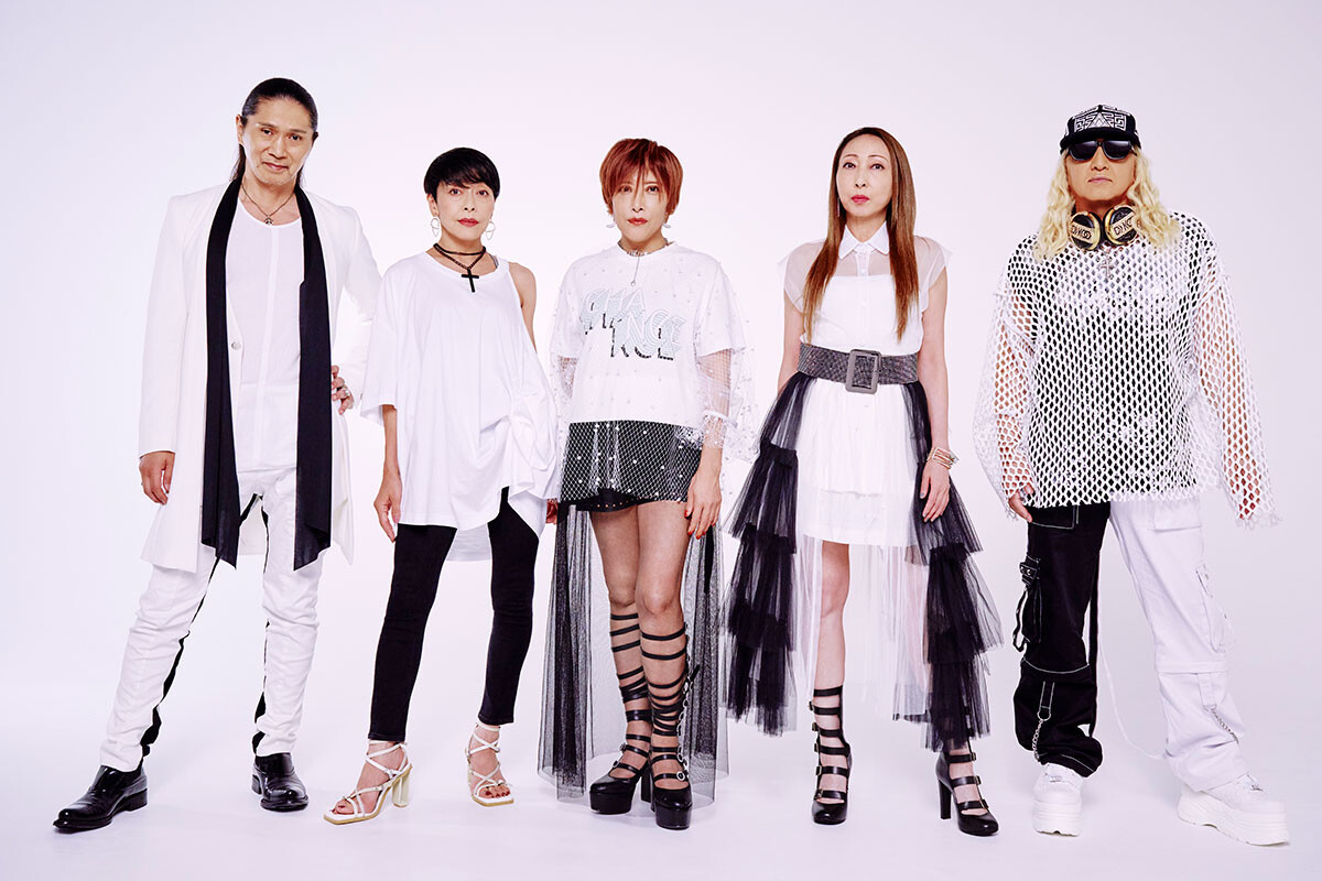 日本のダンス＆ボーカルグループのオリジネーター・ＴＲＦ。左からＳＡＭ、ＥＴＳＵ、ＹＵ－ＫＩ、ＣＨＩＨＡＲＵ、ＤＪ ＫＯＯ