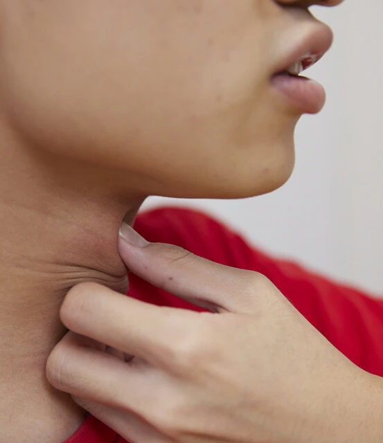 喉には突起がふたつあり、下の小さな出っ張りを中指で押さえて固定しつつ、親指で上の突起(=喉仏)を上下に動かす。普通の人の喉仏は強く押さないと動かないが、彼の喉は異様に柔らかく、少し力を加えるだけで自在に動いた