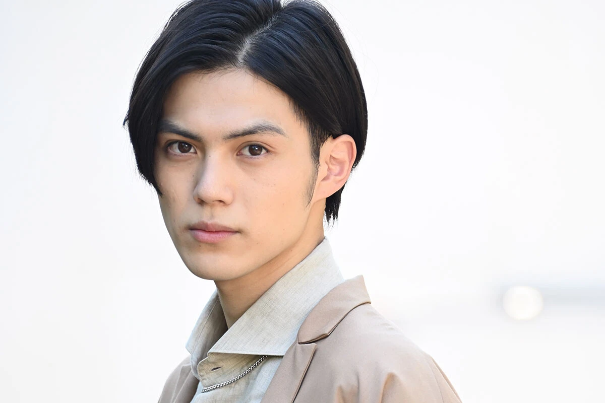 『仮面ライダーギーツ』主演・簡 秀吉「『新人にこの役は難しすぎない？』と嘆いています（笑）」
