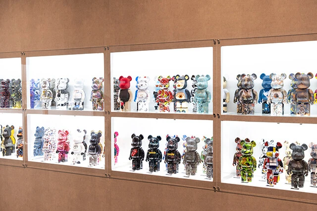 新作を中心にずらりと並ぶ光景が圧巻だった４００％（約２８ｃｍ）のＢＥ＠ＲＢＲＩＣＫのコーナー