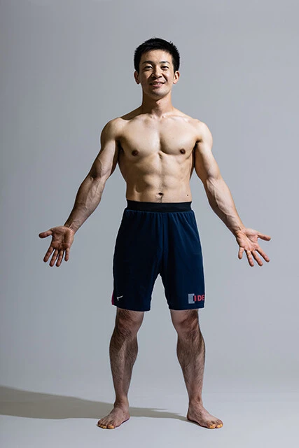 第40回大会収録日の「仕上がった」森本。SASUKEの名物エリアであるクリフハンガーの練習をやりすぎた指先は、突起をつかみやすいように平べったく“進化”してしまっている