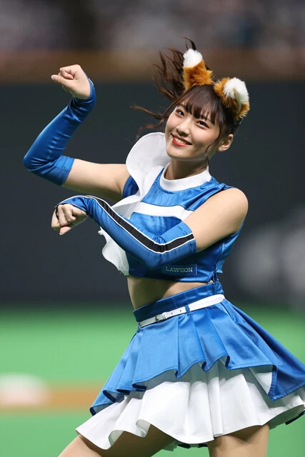 きつねダンス 北海道日本ハムファイターズを応援するファイターズガールが、キツネ耳と尻尾をつけて踊るダンスが話題となった