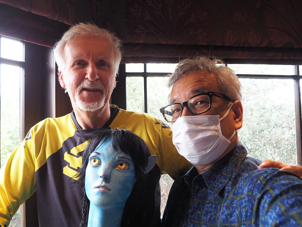 「30年来の親友」であるキャメロン監督（左）と小峯氏（右）。中央はナヴィの模型