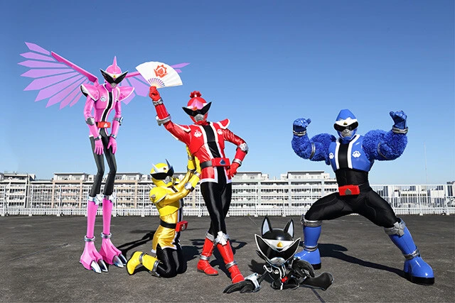 最新作『暴太郎戦隊ドンブラザーズ』（２０２２年）。「新しいテクノロジーを積極的に取り入れ、斬新な絵作りと戦隊らしい明るく楽しい作品にしたい」（田﨑監督）。ゼンカイジャーの五色田介人が登場しているのも注目だ　©テレビ朝日・東映ＡＧ・東映