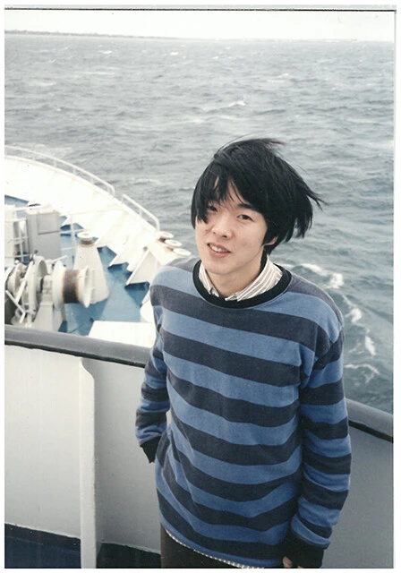 『MINI SKIRT』のレコーディングでスウェーデンに行った時のカジさん。当時からボーダーがトレードマークだった