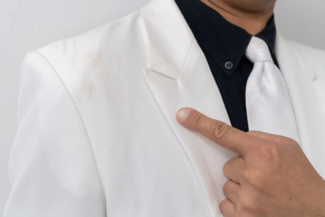 優勝決定直後に抱き合い、渡辺さんのドーランが長谷川さんの白スーツにびっしりとついたらしい