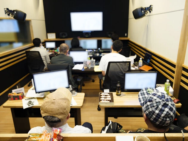 スタッフ陣がいるコントロールルームで収録を見守るゆでたまご先生