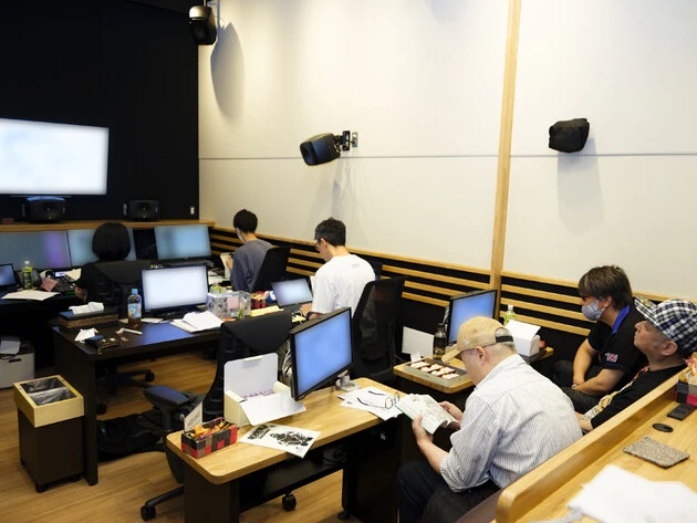 コミックス40巻を見ながら、収録を見守るゆでたまご中井先生