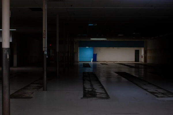 2019年頃から流行している海外発祥のネットミーム「リミナルスペース」(Liminal Space)。誰もいない空間や建築物のことで、それらの写真の不気味さが話題になっている