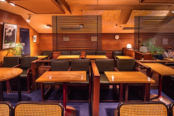 1967年創業、東京四谷のジャズ喫茶「いーぐる」。午前11時30分から午後6時までは会話禁止、午後6時以降は会話もできるジャズバーに（東京都新宿区四谷1-8）