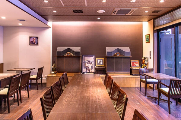 御茶ノ水駅、神保町駅、小川町駅の中間にある「ジャズ・オリンパス！」。赤いチキンカレーが名物（東京都千代田区小川町3-24 お茶の水ホテル昇龍館1F）