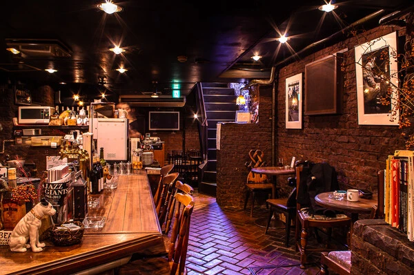 東京新宿の老舗ジャズ喫茶「DUG」。現在は外国人観光客の姿も多い（東京都新宿区新宿3-15-12）