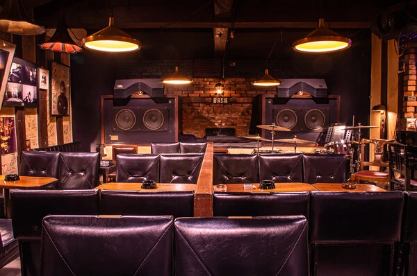 数々の著名人が訪れ「日本一のジャズ喫茶」と称されることもある、岩手県、一ノ関駅から徒歩10分ほどのジャズ喫茶「ベイシー」。（岩手県一関市地主町7-17　現在休業中）