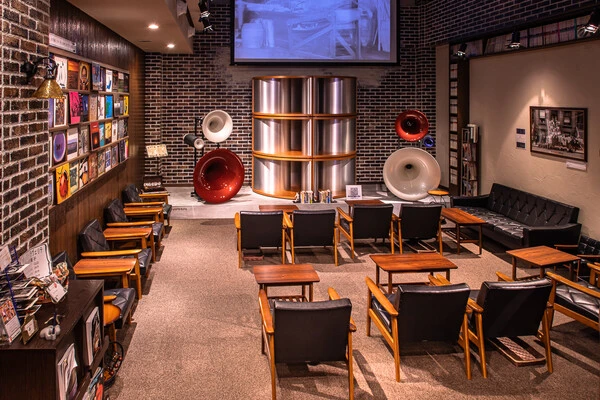 コーヒーだけでなく紅茶にも定評のある浜松の「トゥルネ・ラ・パージュ」。最高級スピーカーでリクエストも可能（静岡県浜松市中区板屋町628 Y3 1F）