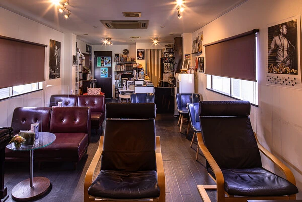 大阪、放出駅近くの「ディア・ロード」。スピーカーに面した座席でしっかりとジャズを楽しめる（大阪市鶴見区放出東3-20-21 東大阪リビングセンター4F）