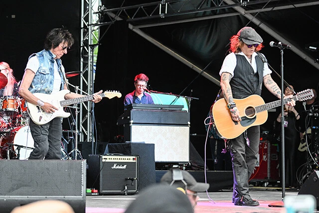 78歳で俳優ジョニー・デップと共にコラボアルバムを制作。生前最後のライブはデップと行なった2022年11月12日の米ネバダ公演だという。ベックは死の直前まで現役だった